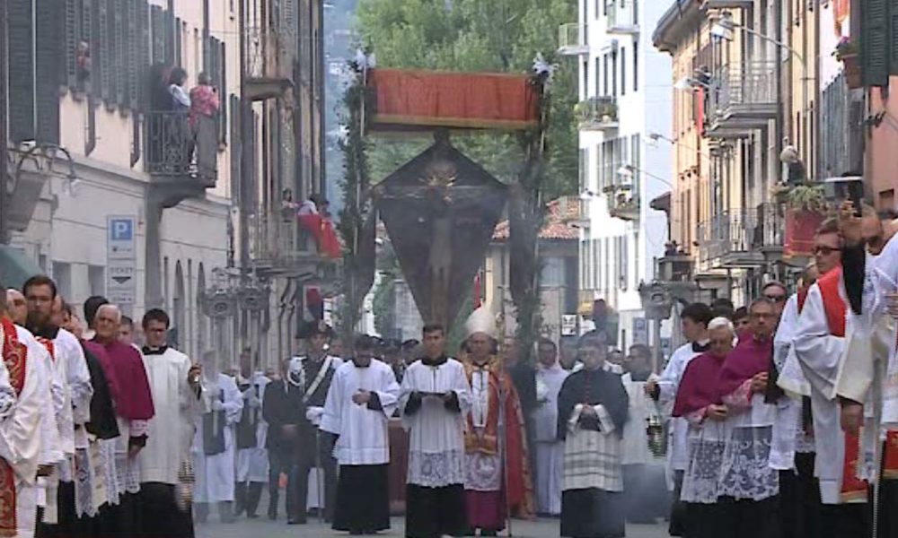 Venerdì Santo, in 15mila a Como per la processione. La diretta di Etv