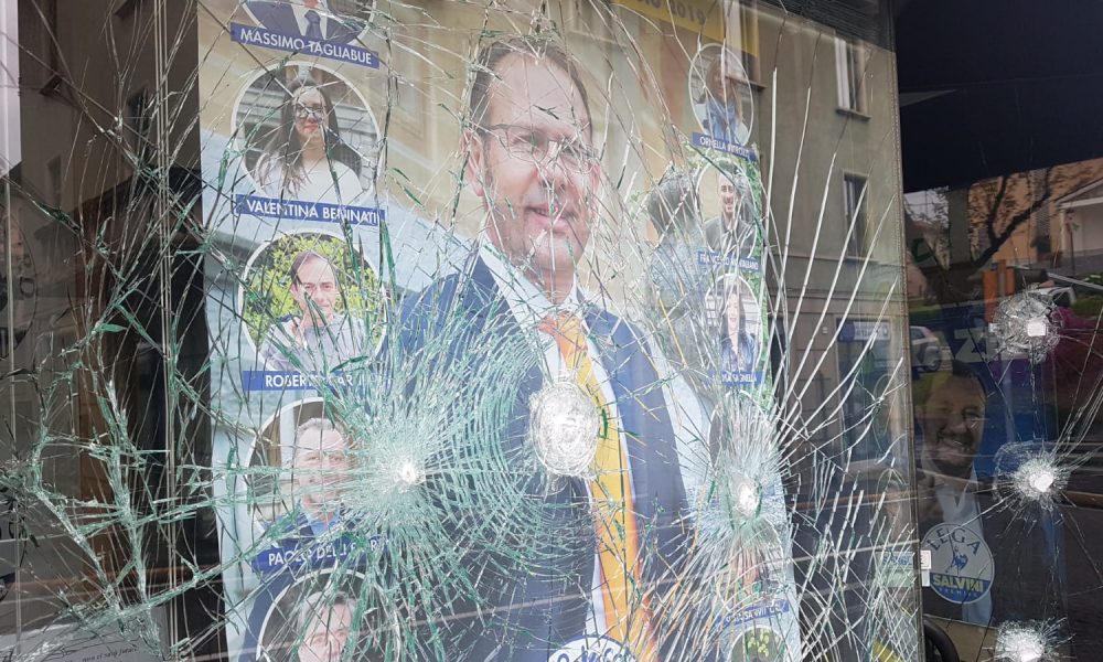 Fino Mornasco, distrutta la vetrina della sede della Lega.  Molteni e Locatelli: “Non ci lasciamo intimidire”