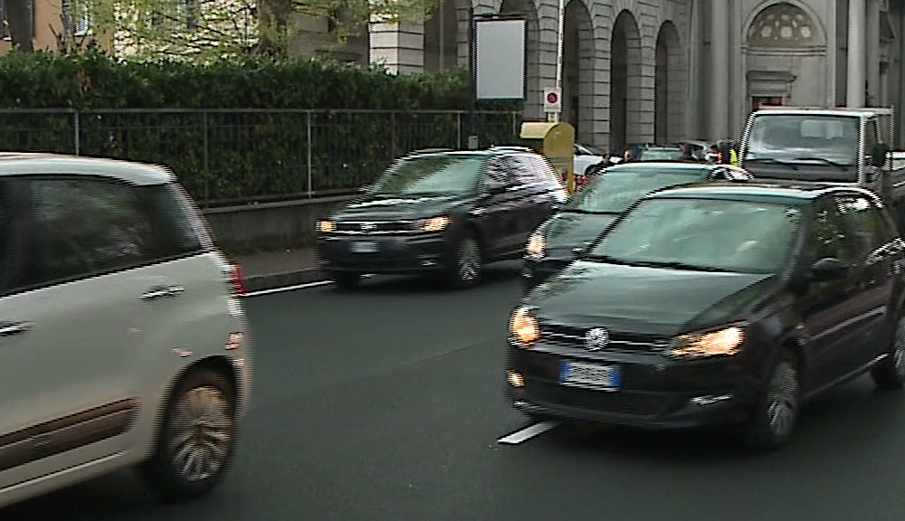 Viale Varese, traffico e rallentamenti a causa dei lavori per la segnaletica orizzontale
