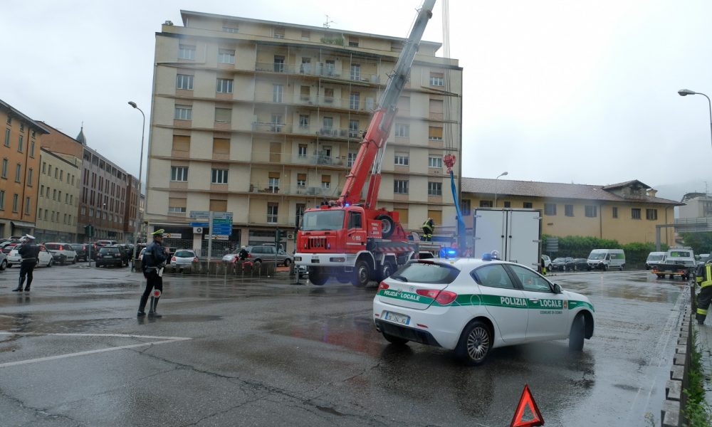 Camion ribaltato in via Grandi, illeso il conducente, traffico nel caos