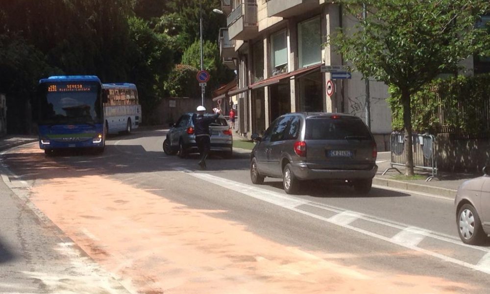Cantù, spazzatrice perde olio, chiusa una corsia di via Milano