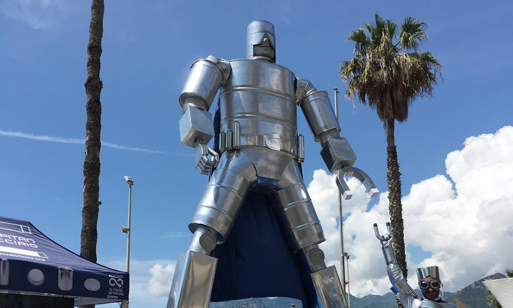 Arriva a Como Capitan Acciaio, il supereroe che insegna l’importanza della raccolta differenziata