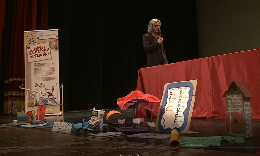 Eureka, 350 bambini al Teatro Sociale. Confindustria premia le classi vincitrici del progetto