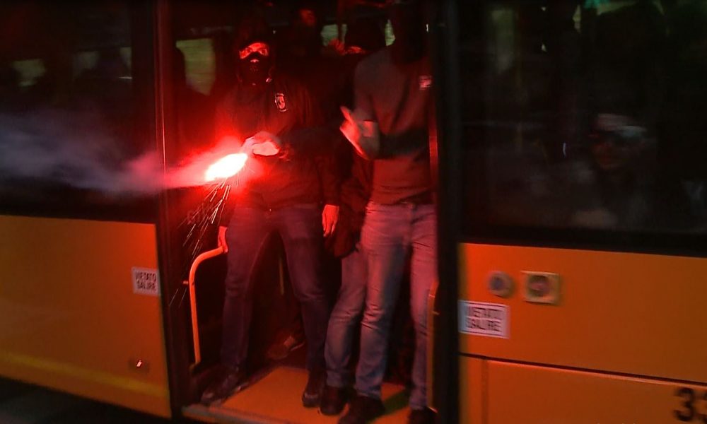 Como blindata per il derby. Alta tensione, traffico in tilt e scontri fuori dallo stadio