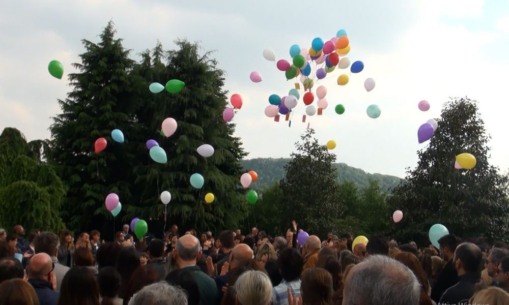 Palloncini e messaggi per l’ultimo saluto alla prof morta con la sua bimba non ancora nata