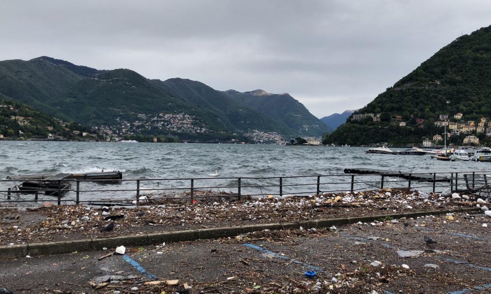VIDEO – Servizio Navigazione sospeso, molo spazzato via, albero su un’auto a Muggiò
