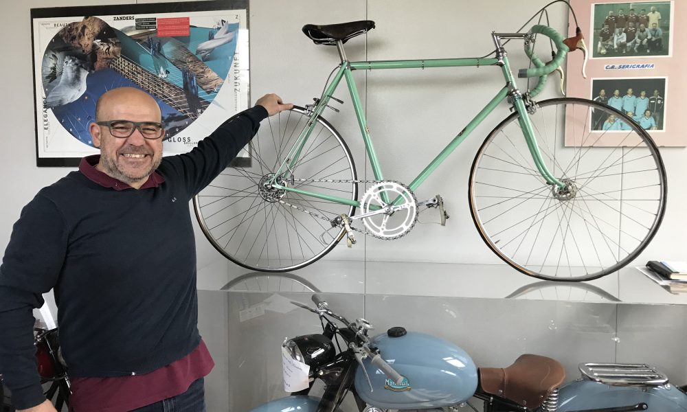 In mostra la bicicletta del comasco Augusto Introzzi. Il ciclista di Fino Mornasco fu gregario di Fausto Coppi