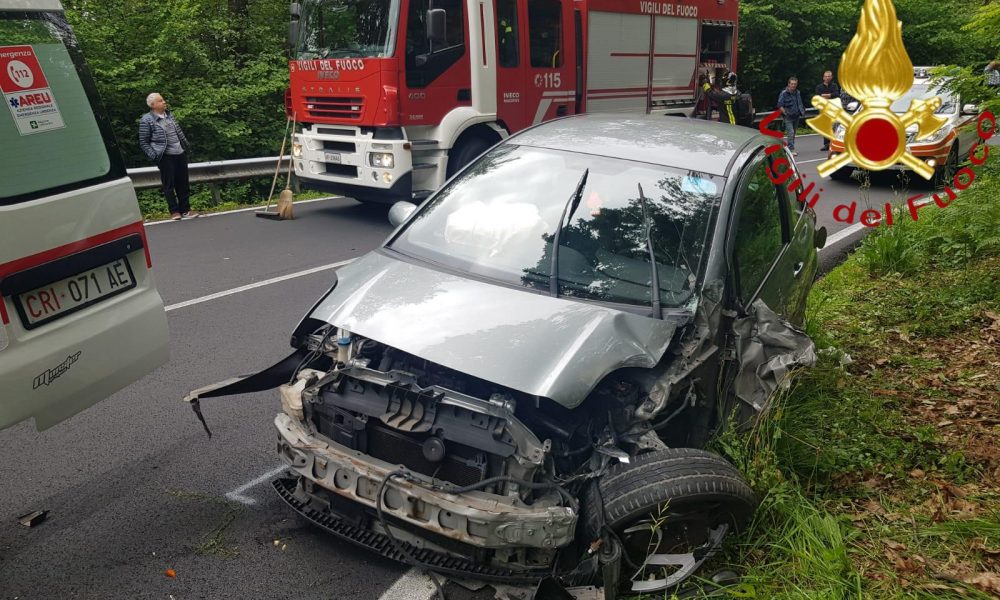 Cantù, scontro tra un furgone e due auto, tre feriti, rallentamenti al traffico