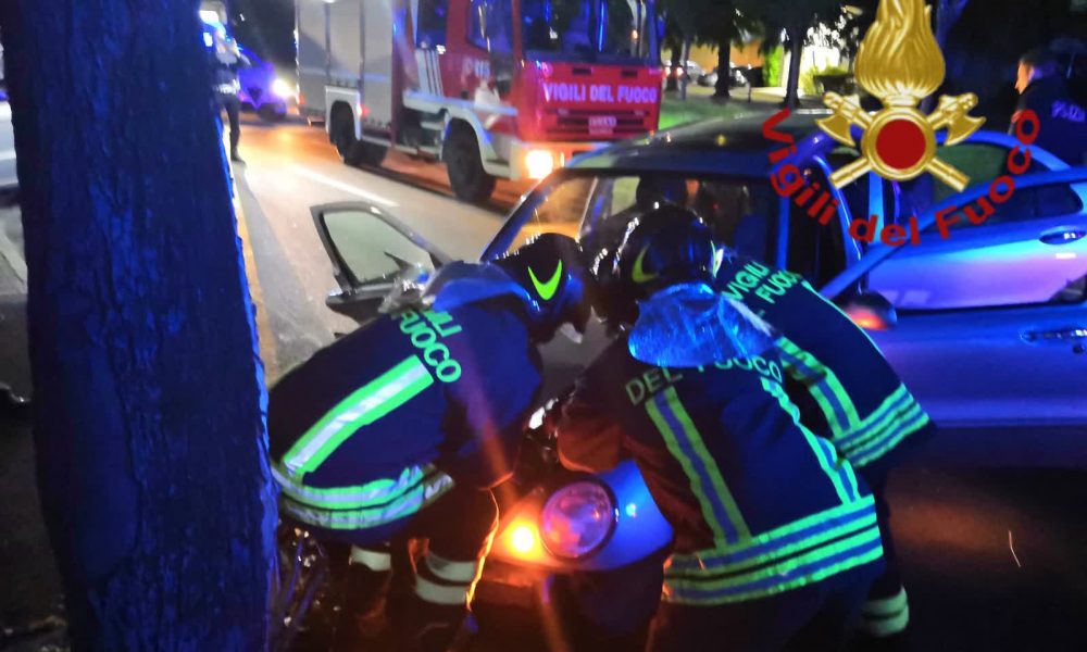 Viale Giulio Cesare, in auto contro un albero, ferito un uomo