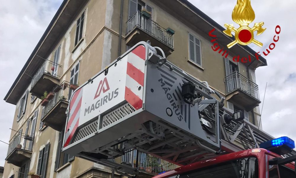 Lamiera pericolante, intervento dei vigili del fuoco in via Alciato