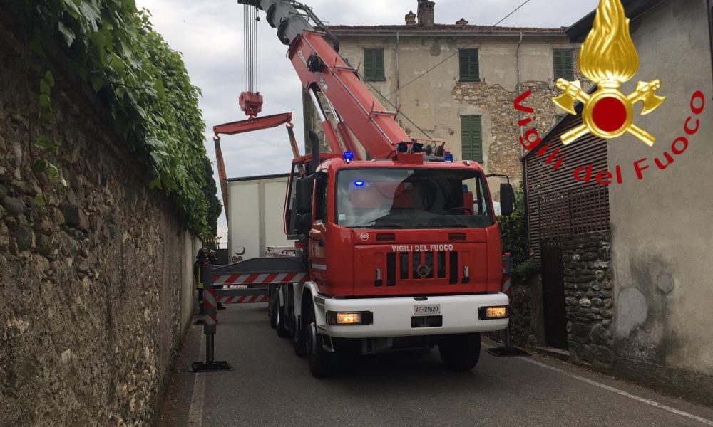 Alzate Brianza, camion incastrato in via Platani: spostato dai vigili del fuoco