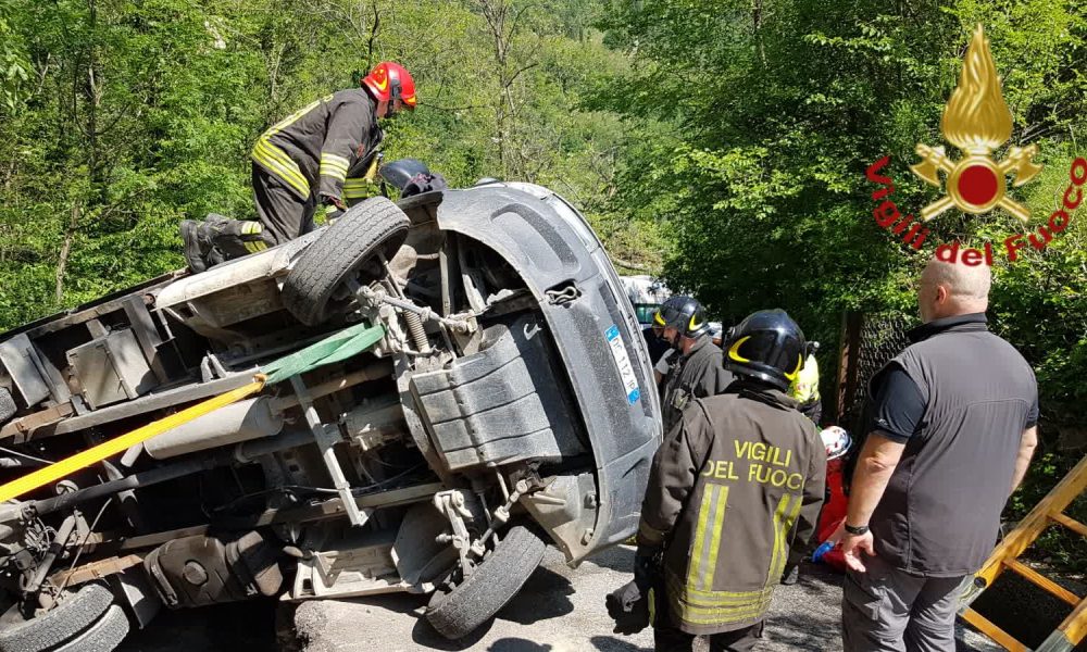 Castelmarte, camion si ribalta, ferito un 30enne