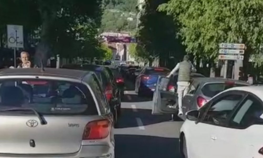 Passaggio a livello abbassato per dieci minuti nell’ora di punta: Como paralizzata