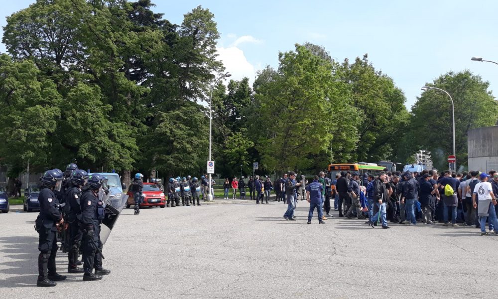 Poule scudetto: l’arrivo dei tifosi lecchesi tra lancio di petardi dai bus e caos fuori dal Sinigaglia