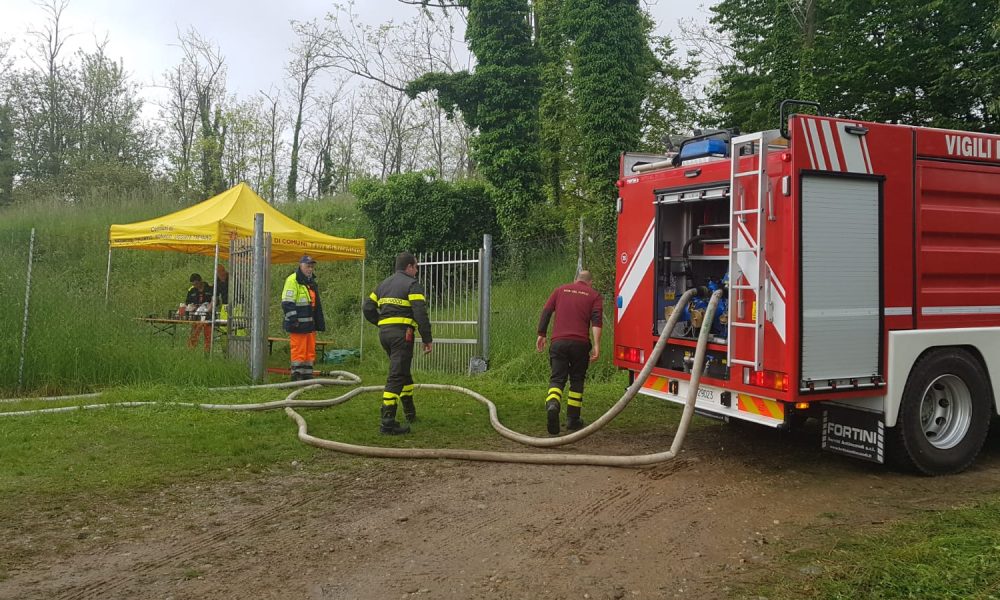 Faloppio, terzo giorno di emergenza idrica, le autobotti per rifornire l’acqua