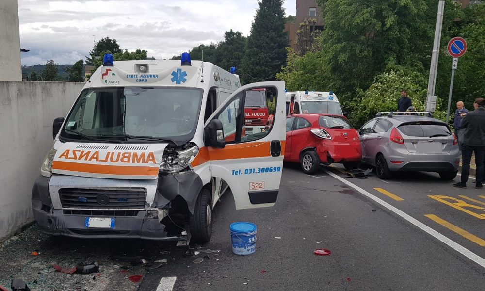 Incidente in via Bixio, coinvolta un’ambulanza. Strada chiusa (e poi riaperta)