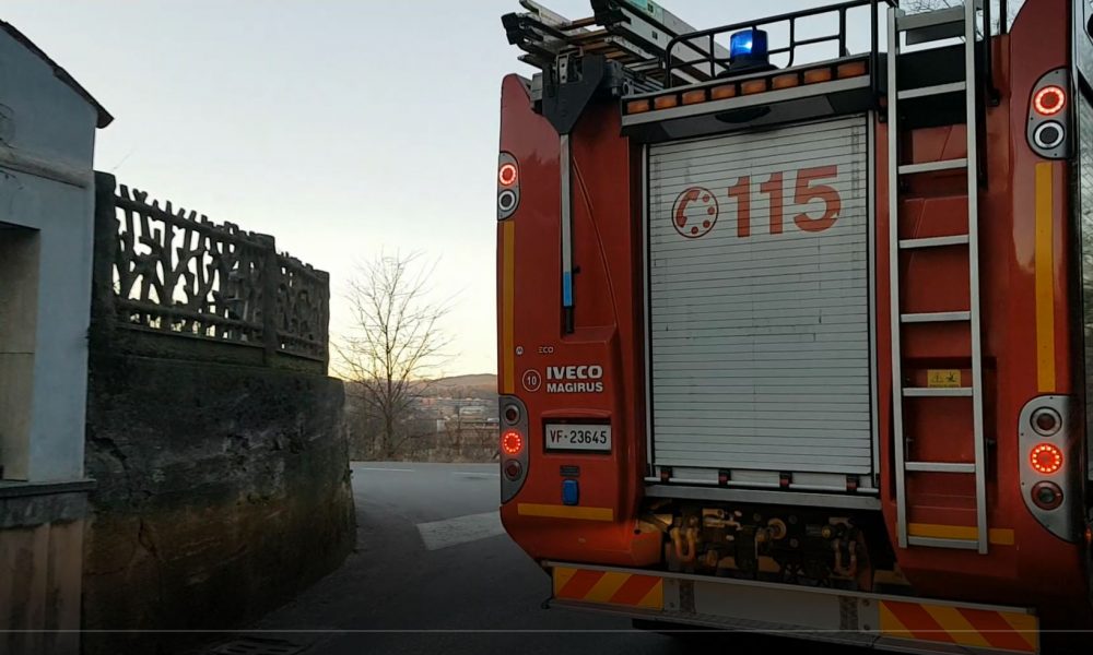 Porlezza, auto in fiamme. Intervengono i vigili del fuoco