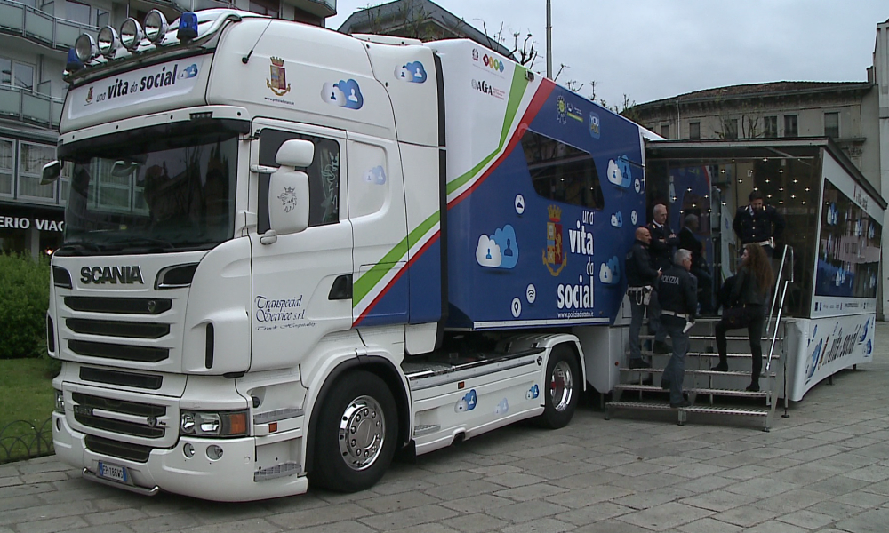 “Una vita da social”, tappa comasca per la campagna della polizia postale contro i rischi della Rete