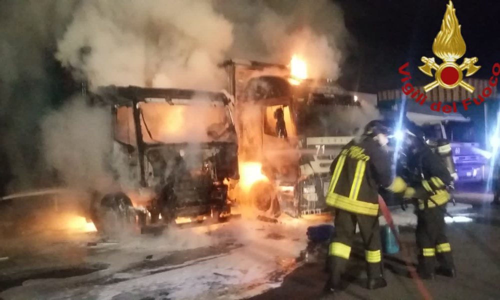 Lomazzo, in fiamme due camion. Intervento dei vigili del fuoco