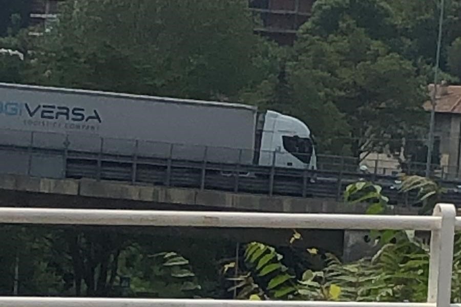 Viadotto dei Lavatoi, camion forza le barriere e rompe il serbatoio. Traffico in tilt