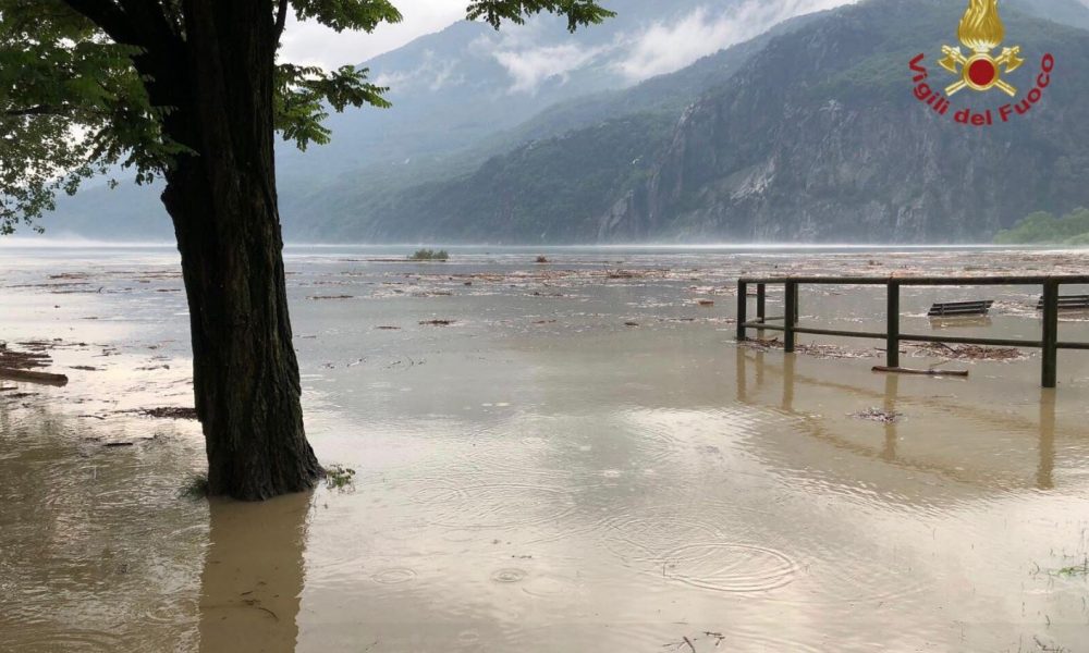 Maltempo, frane e allagamenti. Emergenza nel Lecchese, residenti evacuati a Dervio