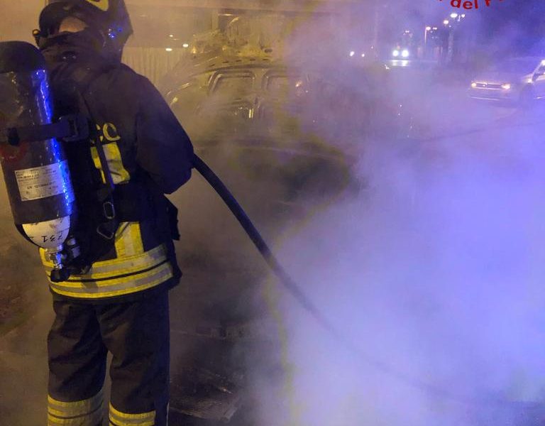Montorfano, auto in fiamme nella notte, intervento dei pompieri
