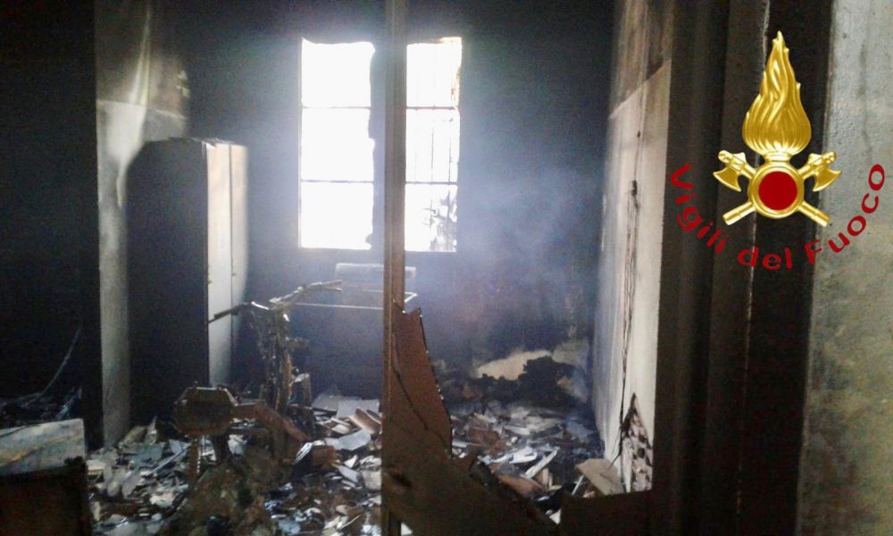 Incendio a Como, fiamme in un’officina in via Vandelli