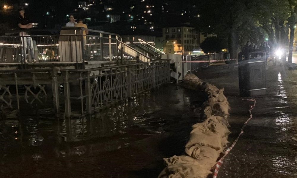 Lago alto, arrivano i sacchi in piazza Cavour per contenere le acque del Lario