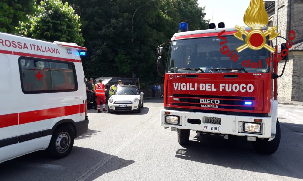 Alzate Brianza, incidente stradale. Sul posto carabinieri e vigili del fuoco