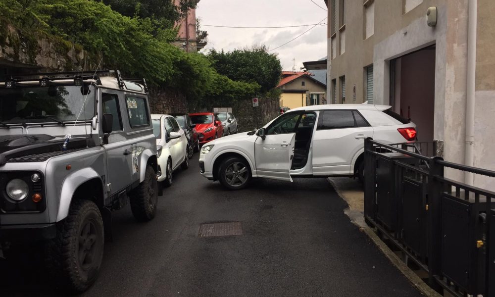 Blevio, il box diventa una “trappola” per le auto in sosta. Il disabile: “Aiutatemi”