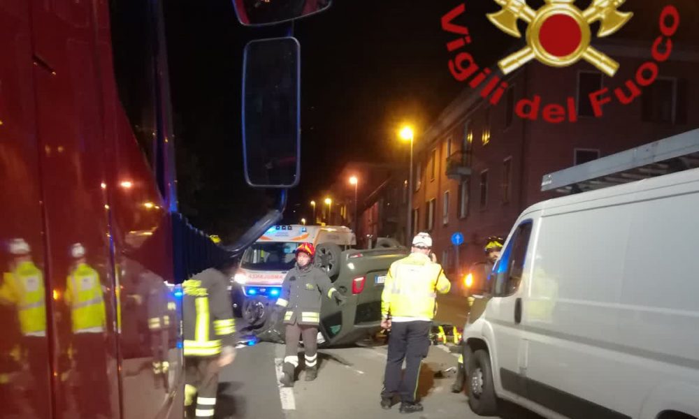 Auto si ribalta sulla Napoleona, ferite non gravi per il conducente