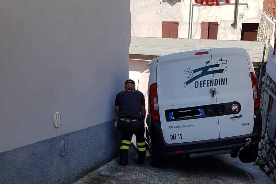 Cernobbio, furgone incastrato nella strettoia, arrivano i pompieri