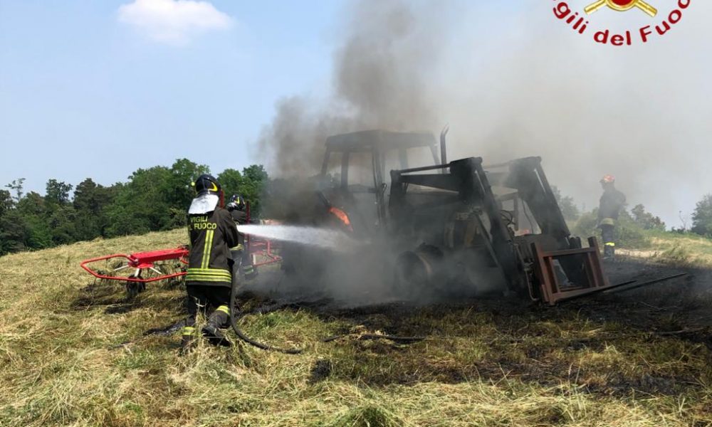 Lurate Caccivio, trattore in fiamme in un’azienda agricola