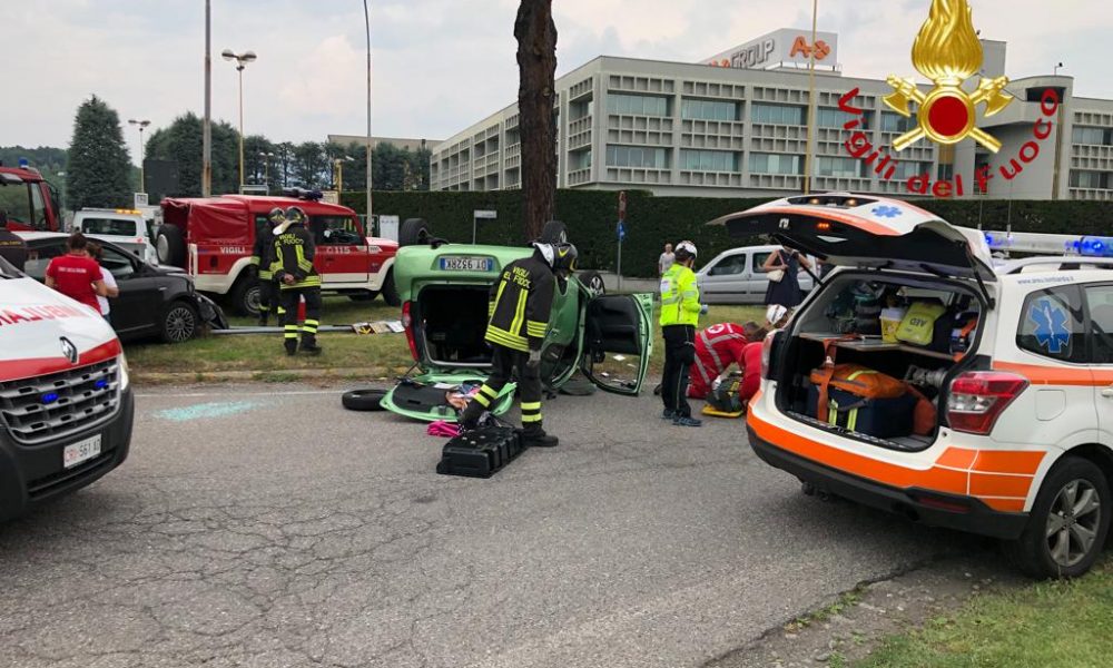 Grandate, incidente sulla Statale dei Giovi, auto si ribalta, due feriti