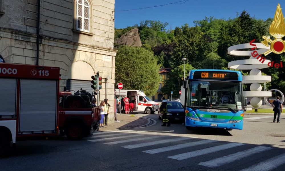 Piazza Camerlata, scontro tra un’auto e un bus, traffico nel caos