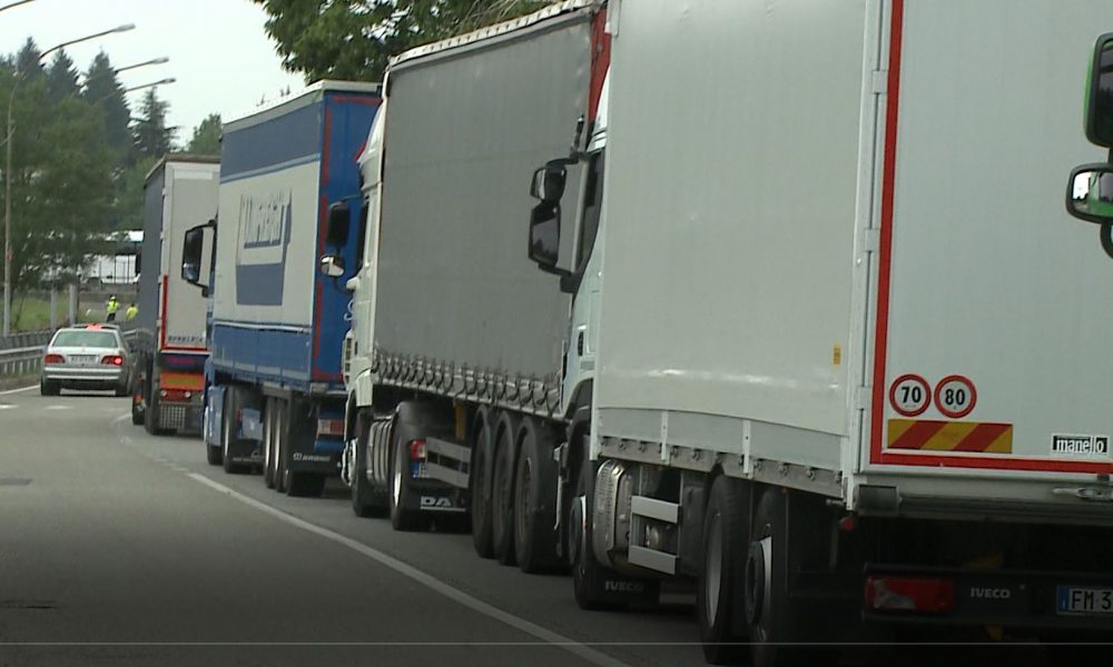 Festa in Svizzera, riaperta la dogana. Tir bloccati in autostrada, è caos traffico