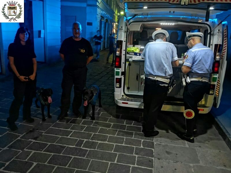 Mercoledrink, controlli della polizia locale di Cantù, sequestrati 30 grammi di droga