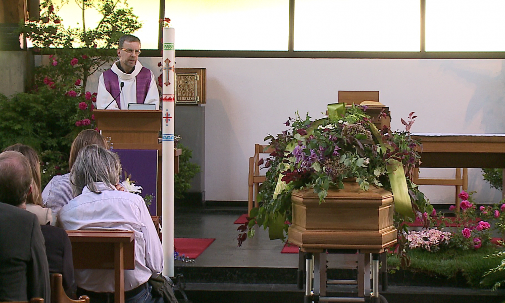 Addio a Emilio Trabella, a Muggiò folla commossa per l’ultimo saluto all’artista dei giardini