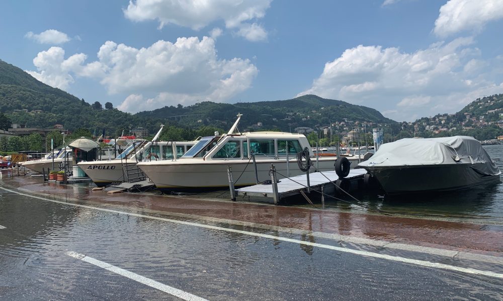 Como, esonda il lago. Passerelle in piazza Cavour e chiuso al traffico il lungolago