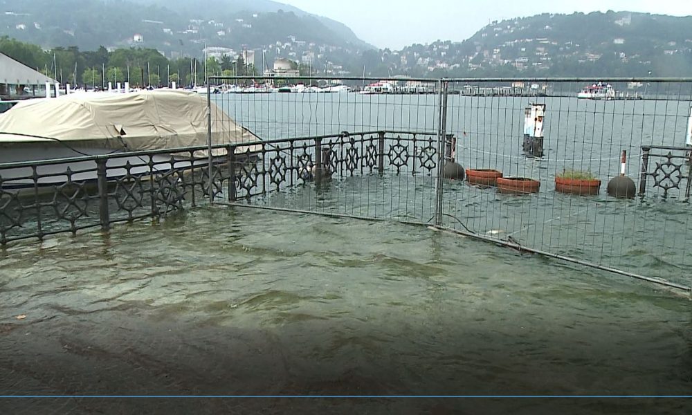 Como, lago alto e sporco. Acqua sui marciapiedi, allerta per piogge e temporali