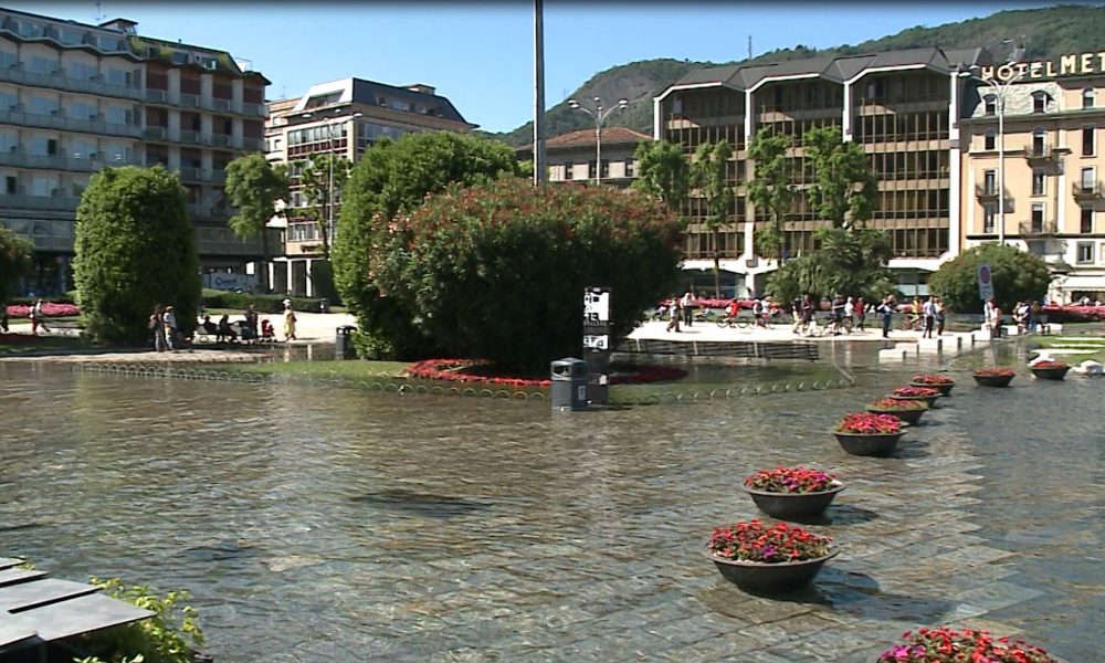 Como, il lago in piazza Cavour. Il lungolario resta chiuso, disagi alla viabilità