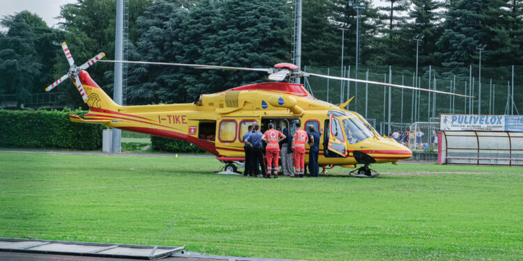 piscina di Cantù, principio di annegamento di un bambino di 9 anni. In foto elisoccorso 118 che ha trasportato il giovane all'ospedale di Bergamo