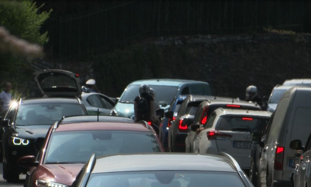Esodo estivo: lunghe code alla barriera di Grandate, traffico anche in Svizzera