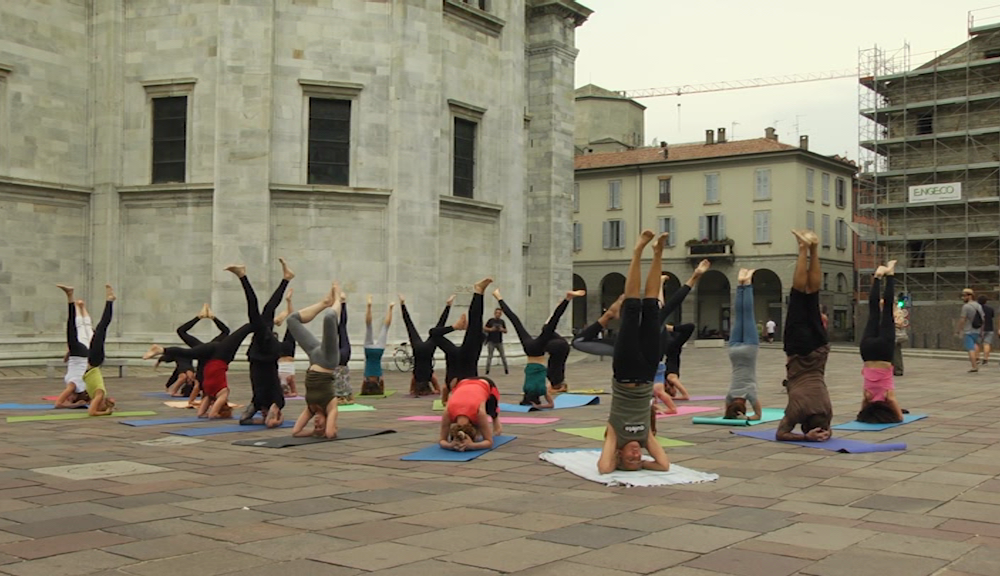 Solstizio d’estate e giornata mondiale dello Yoga: ieri sera flash mob in piazza Verdi