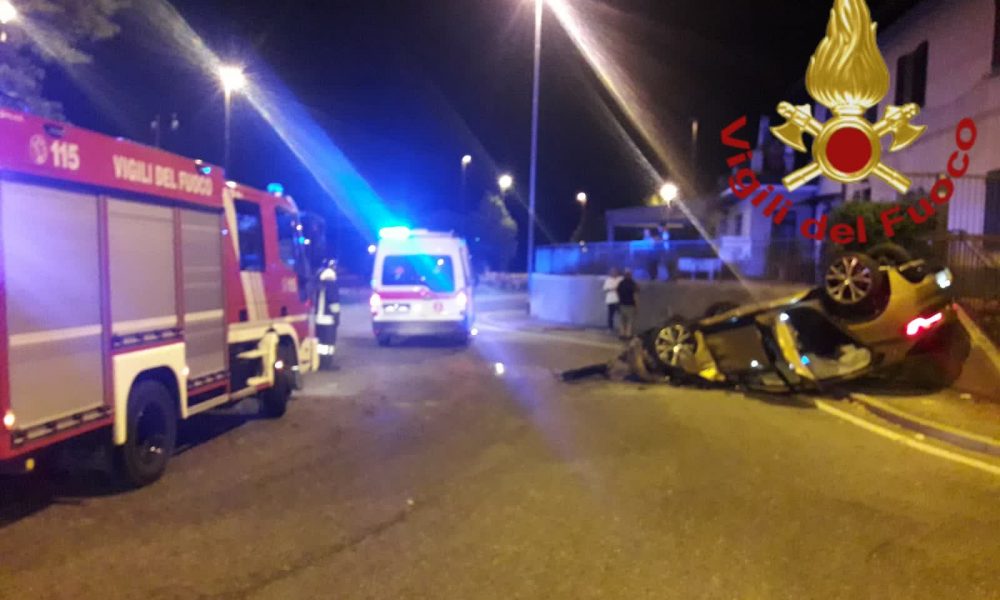 Incidenti nella notte a Erba e a Como, due auto si ribaltano. Feriti non gravi