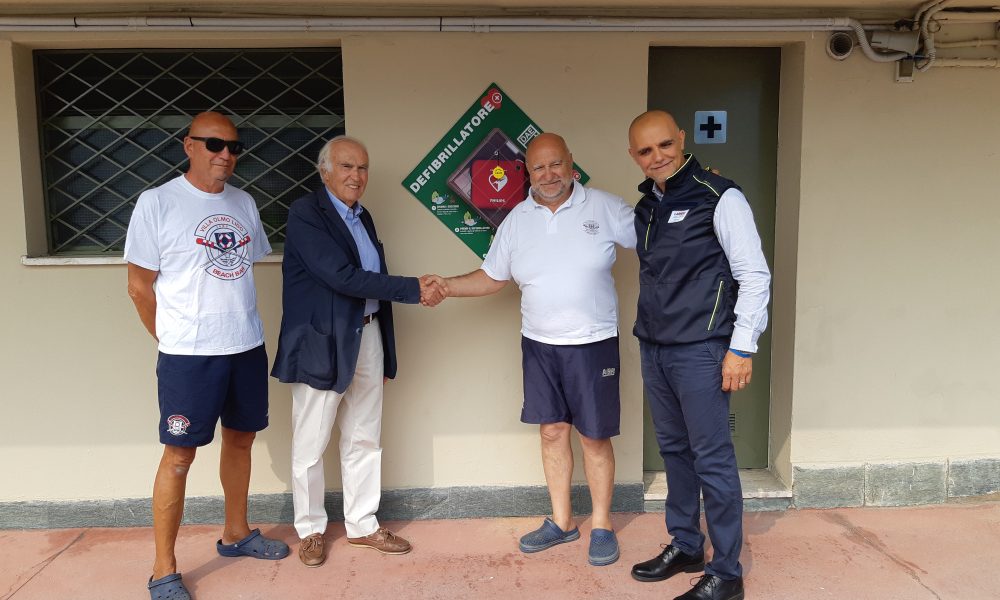 Comocuore dona un defibrillatore al lido di Villa Olmo
