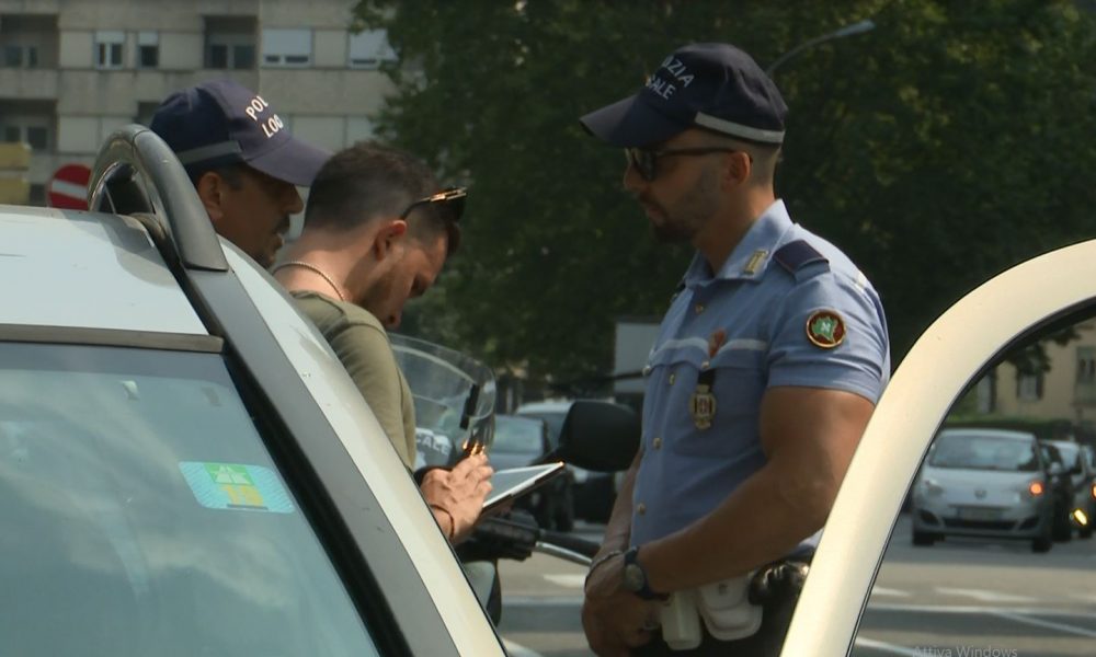 Como, controlli e multe dei vigili per l’uso del telefono alla guida