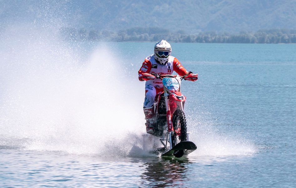 Gravedona, in moto sull’acqua a 104 chilometri orari, il record di Luca Colombo