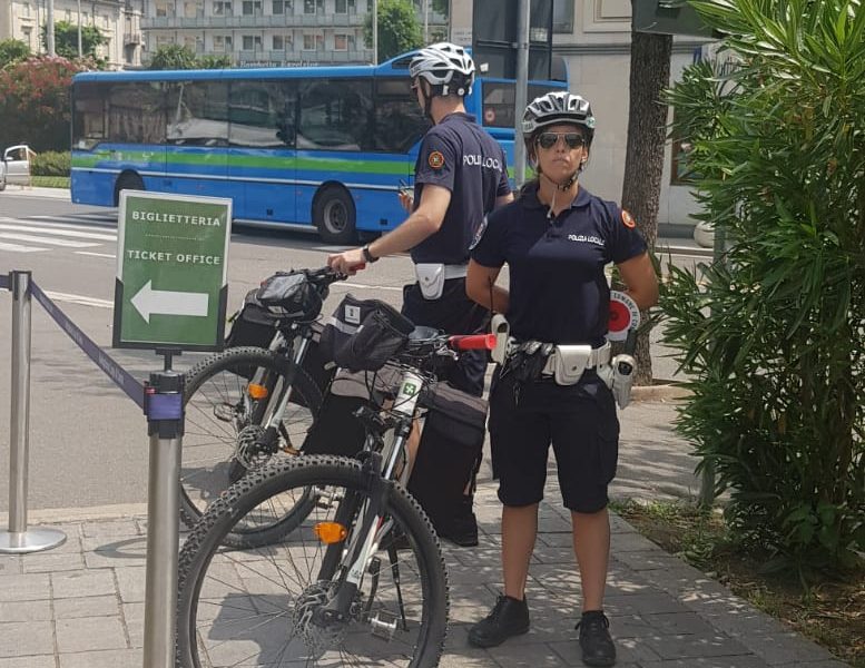 Lungolago, nuovo intervento dei vigili contro i commercianti abusivi