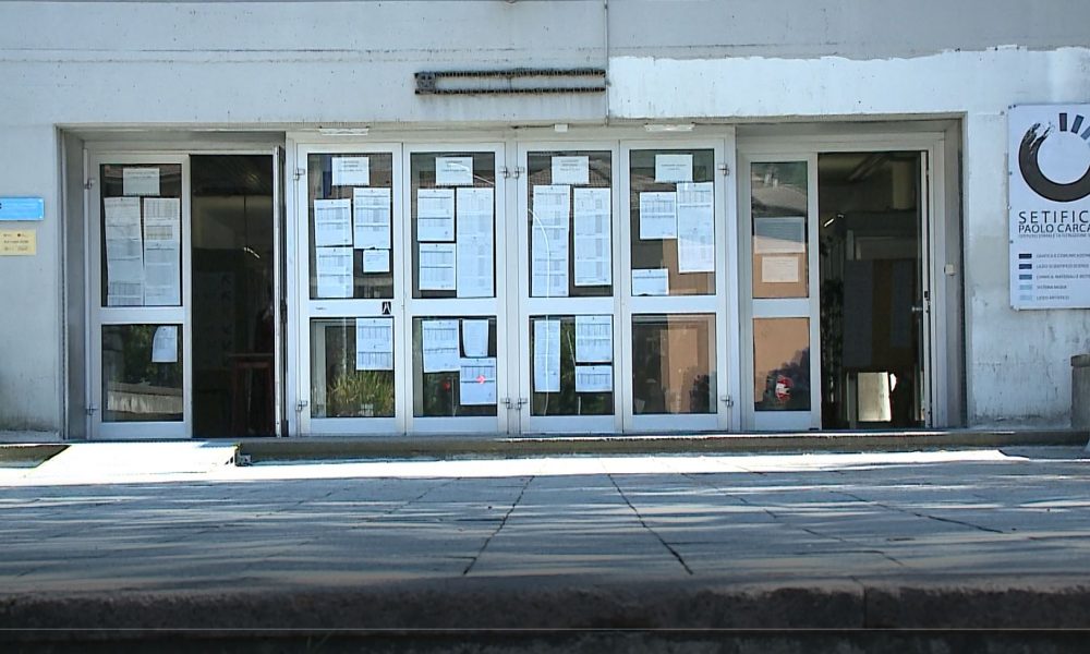 Bidello arrestato per violenza sessuale, al vaglio i numeri in rubrica e le chat con gli studenti